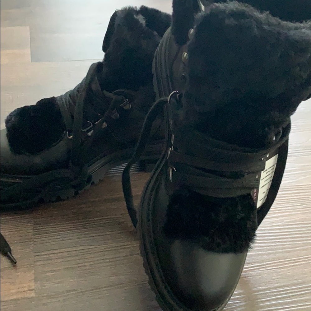Beautiful trendy NWT black leather boots with fur - Picture 2 of 5